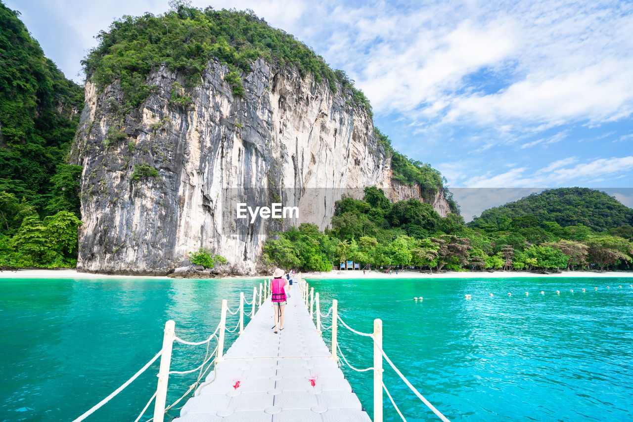 SCENIC VIEW OF SEA AGAINST MOUNTAIN