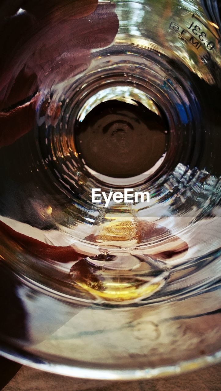 CLOSE-UP OF WATER IN DRINKING GLASS
