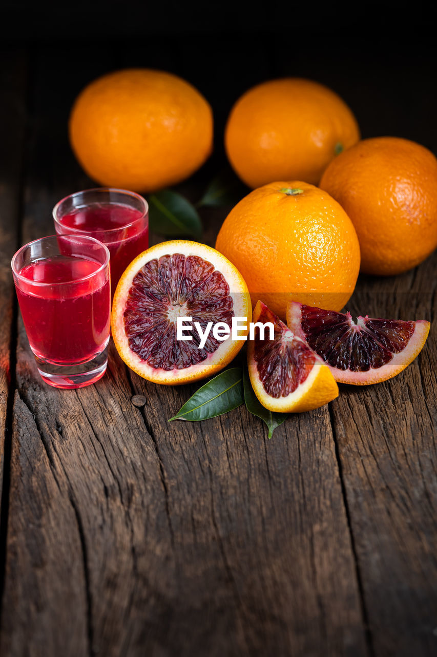 CLOSE-UP OF ORANGE FRUITS IN GLASS