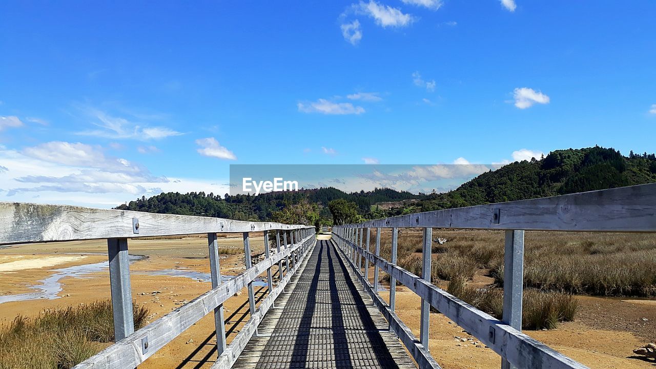 FOOTBRIDGE OVER SEA AGAINST SKY