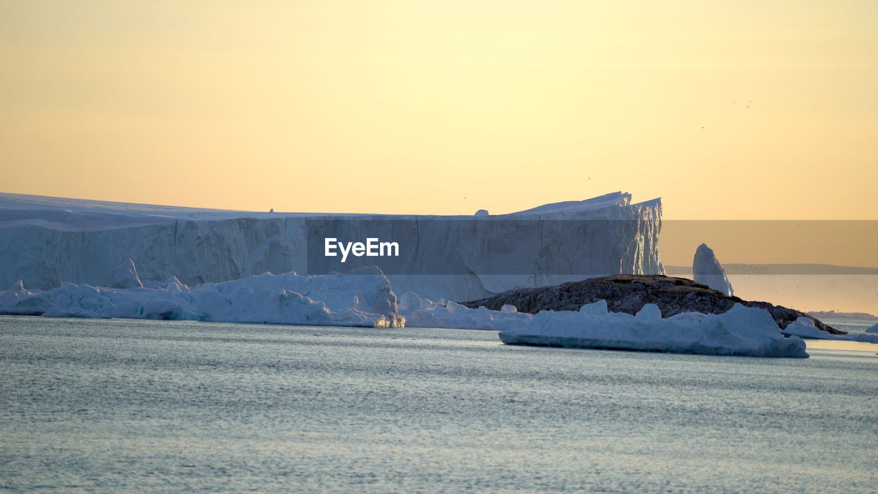 SCENIC VIEW OF SEA AGAINST CLEAR SKY DURING WINTER