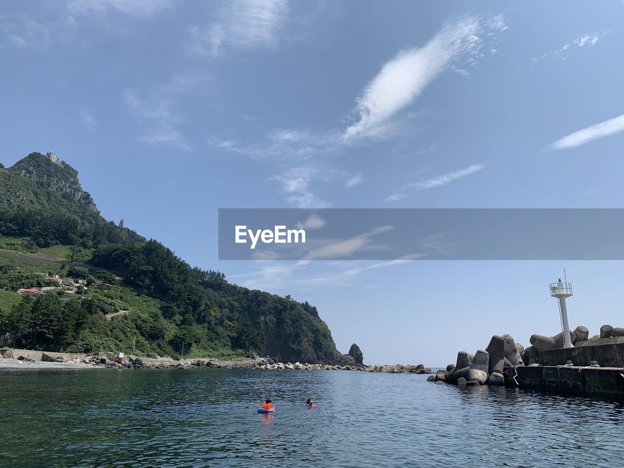 SCENIC VIEW OF SEA BY MOUNTAINS AGAINST SKY