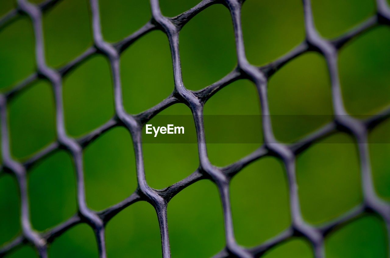 net, chain-link fencing, pattern, backgrounds, no people, full frame, sports, green, fence, close-up, mesh, chainlink fence, net - sports equipment, wire mesh, circle, wire, ball, protection, metal, outdoors