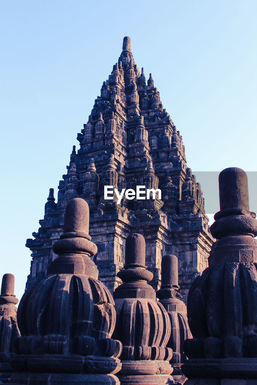 LOW ANGLE VIEW OF STATUE OF TEMPLE