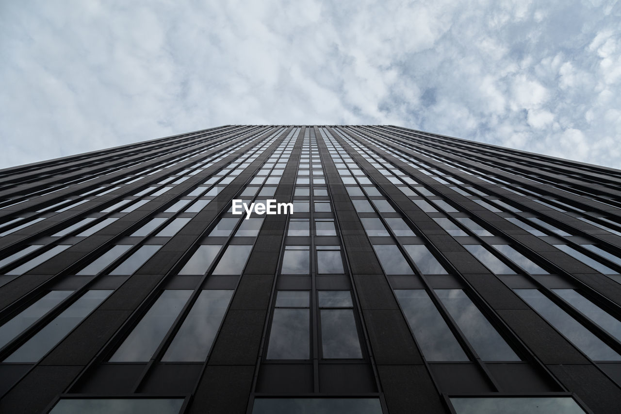 LOW ANGLE VIEW OF GLASS BUILDING AGAINST SKY