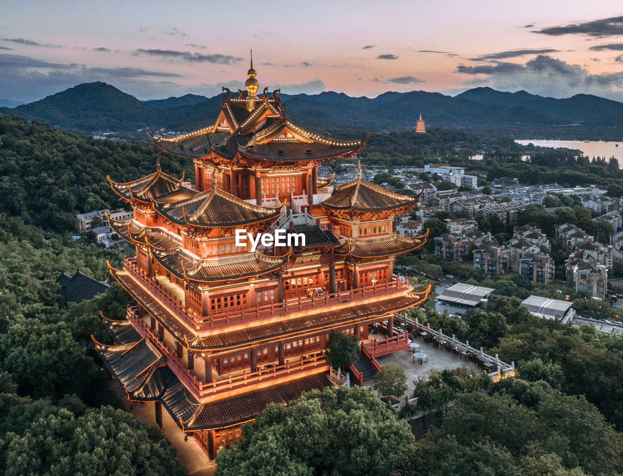 HIGH ANGLE VIEW OF TEMPLE AND BUILDINGS AGAINST SKY