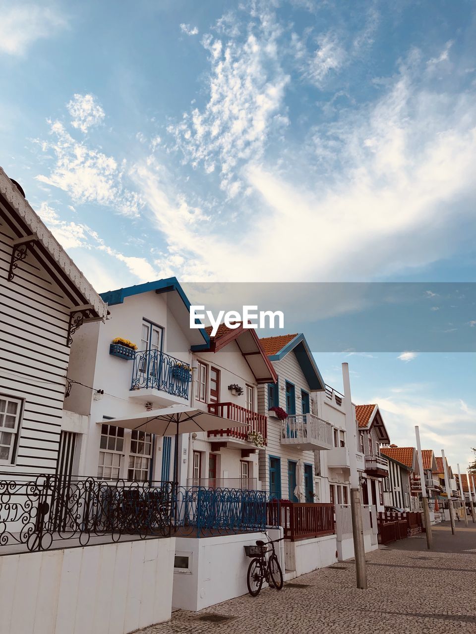 LOW ANGLE VIEW OF HOUSES AGAINST SKY