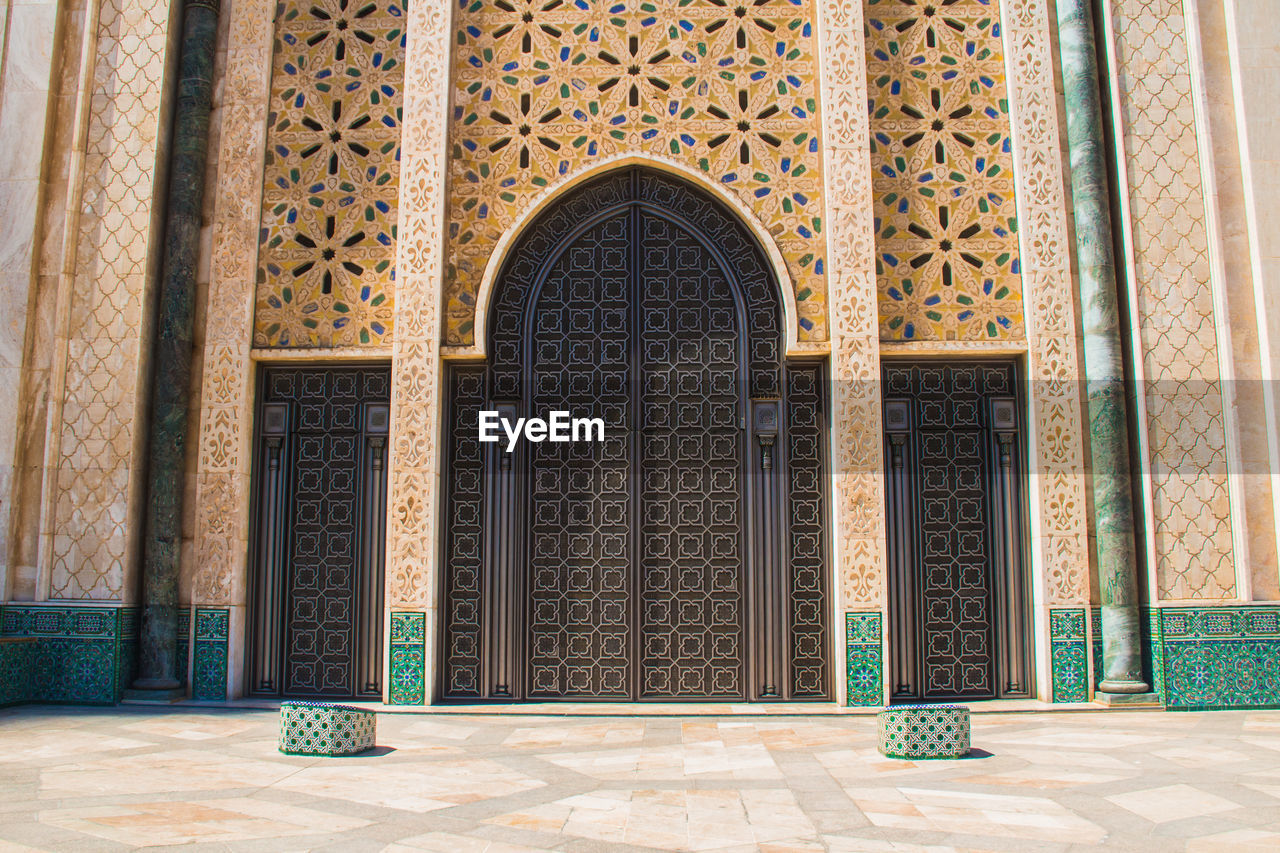 Hassan ii mosque or grande mosquée hassan ii big gate, casablanca, morocco 