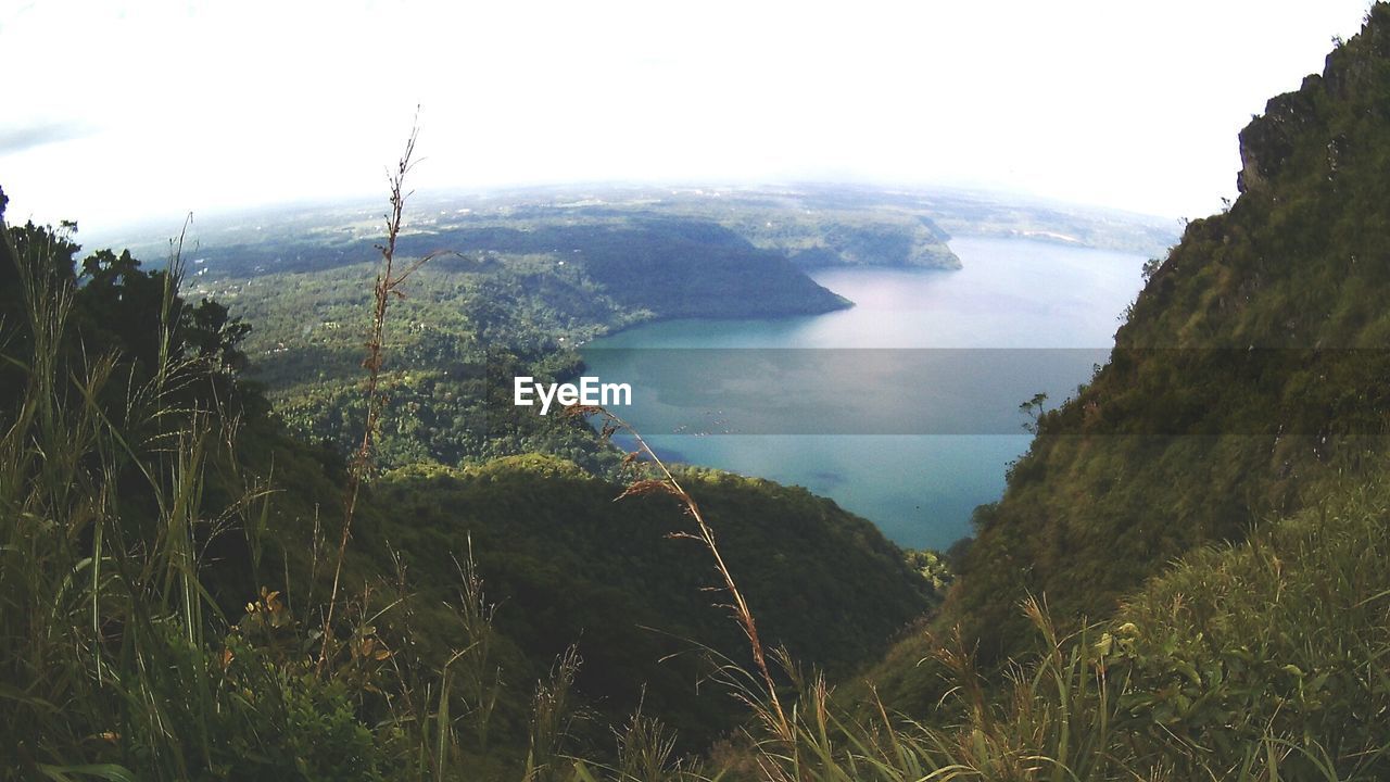 SCENIC VIEW OF SEA BY MOUNTAIN AGAINST SKY