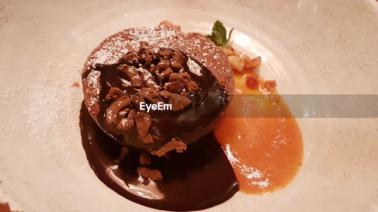 CLOSE-UP OF ICE CREAM IN PLATE