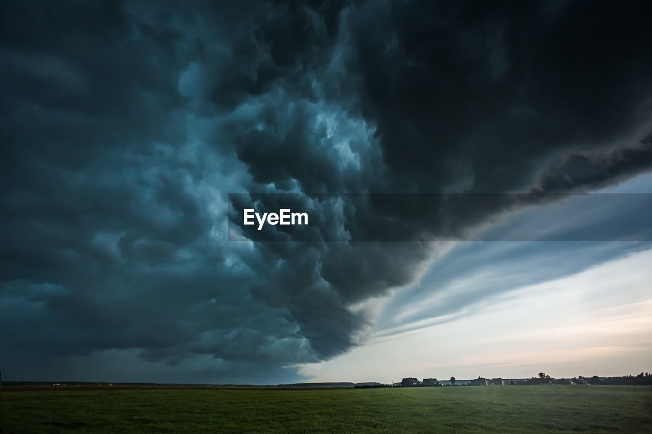 SCENIC VIEW OF DRAMATIC SKY OVER FIELD