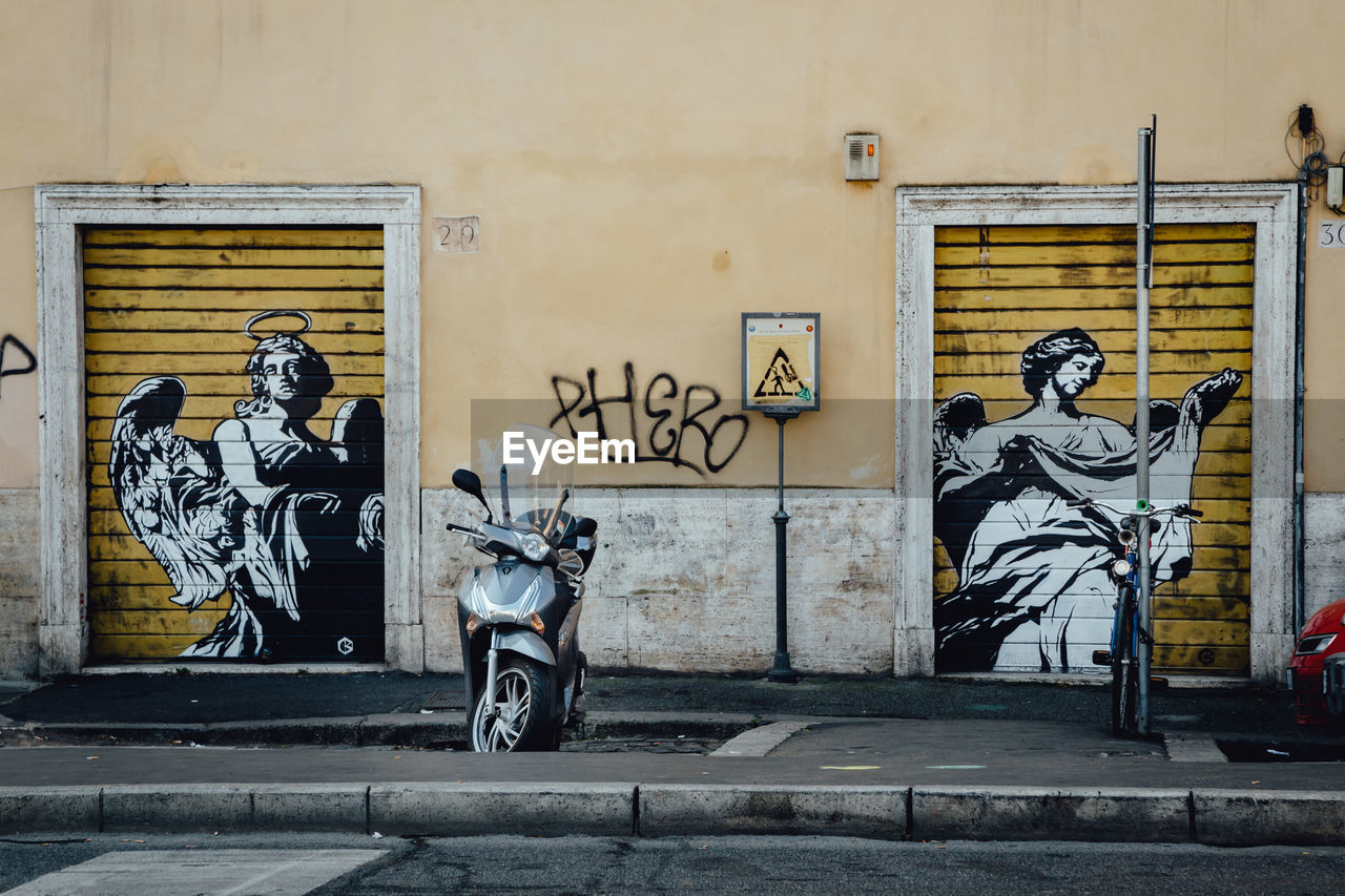 STATUE AGAINST GRAFFITI ON CITY