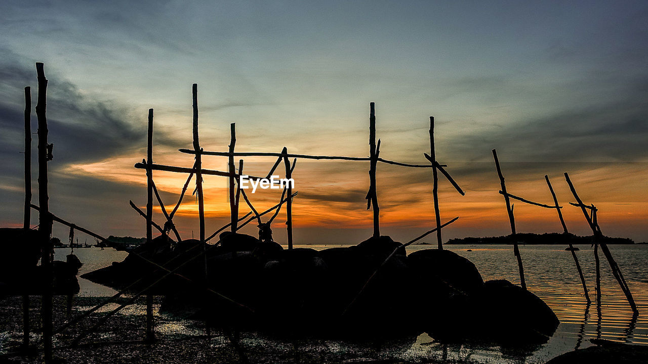 SILHOUETTE SAILBOAT ON SEA AGAINST SKY DURING SUNSET