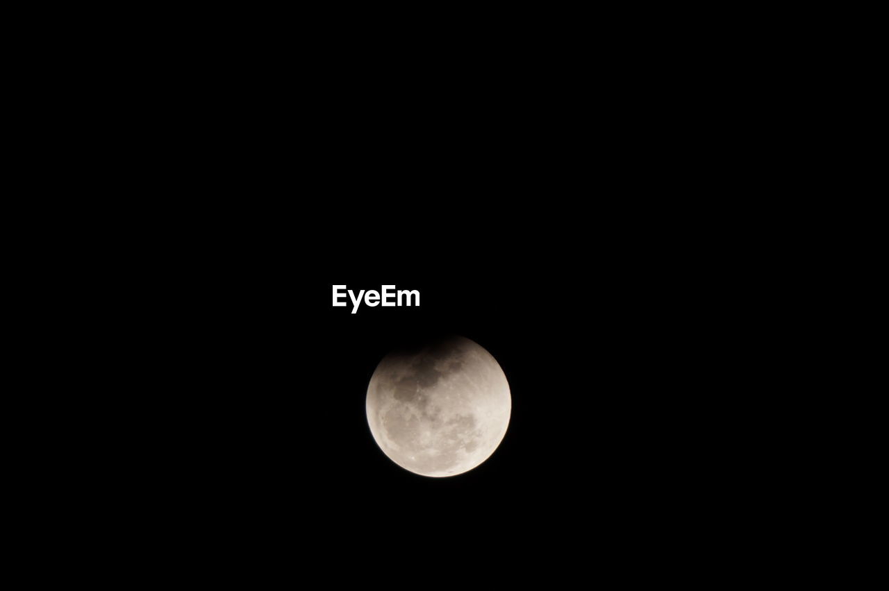 LOW ANGLE VIEW OF FULL MOON AGAINST CLEAR SKY