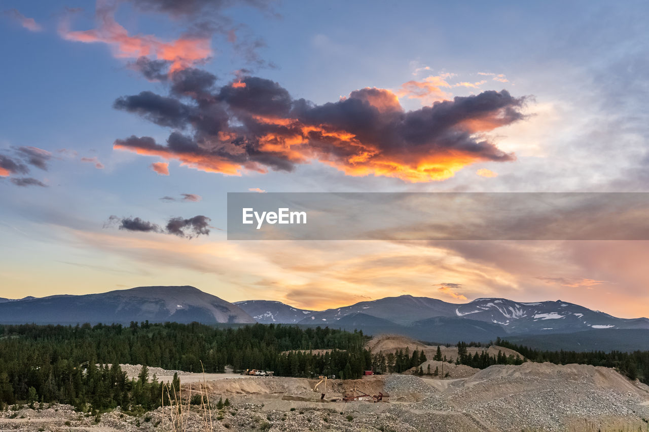 SCENIC VIEW OF MOUNTAINS AGAINST SKY AT SUNSET