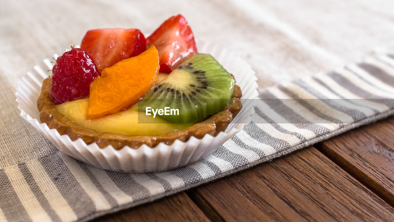 CLOSE-UP OF SWEET FOOD ON TABLE