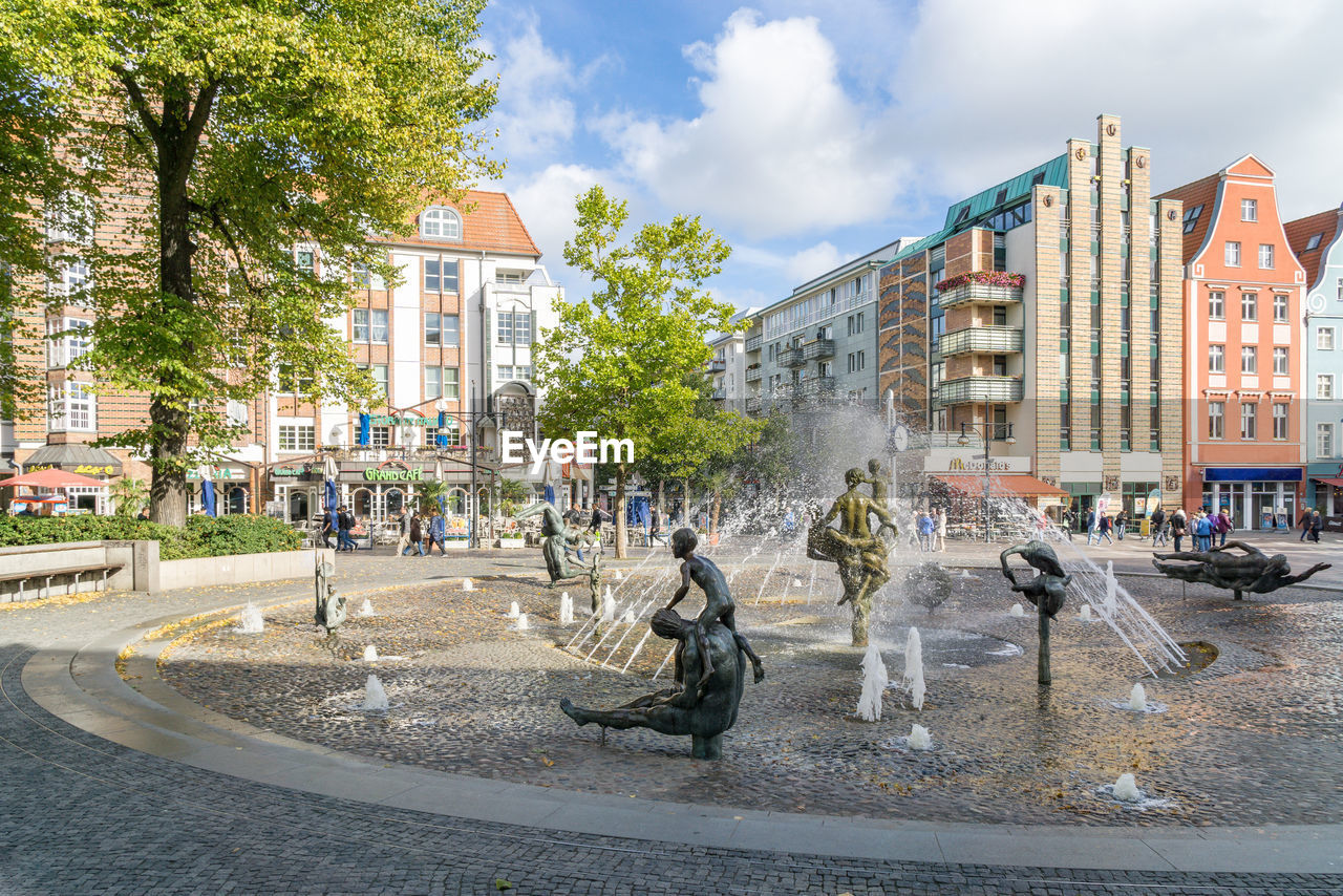 VIEW OF FOUNTAIN IN CITY