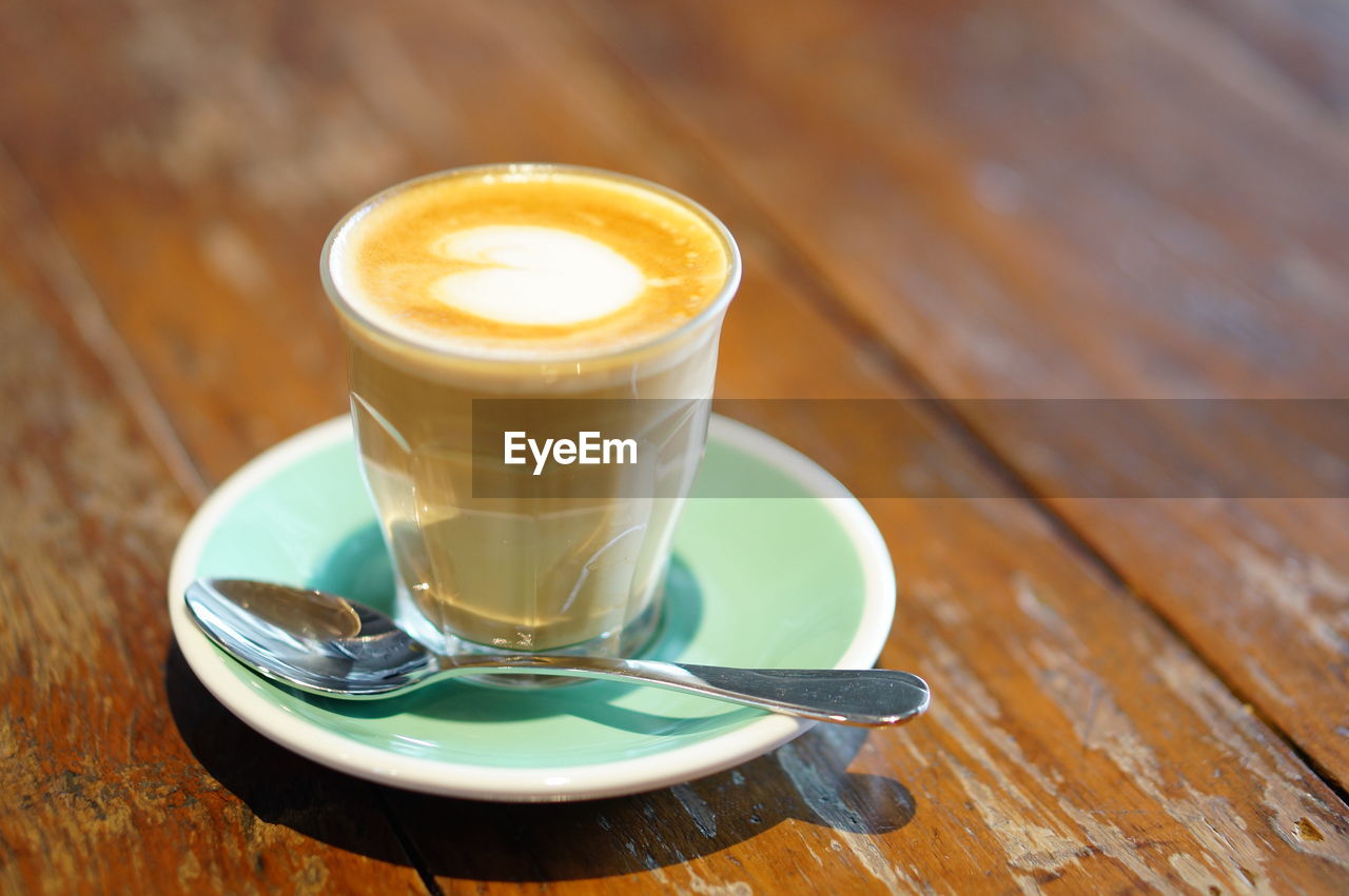 CLOSE-UP OF COFFEE IN CUP ON TABLE