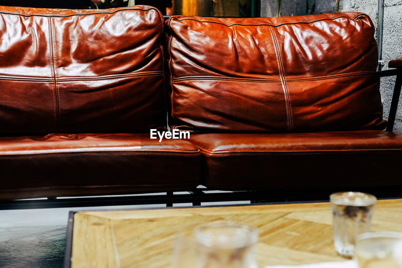 HIGH ANGLE VIEW OF RED WINE ON TABLE