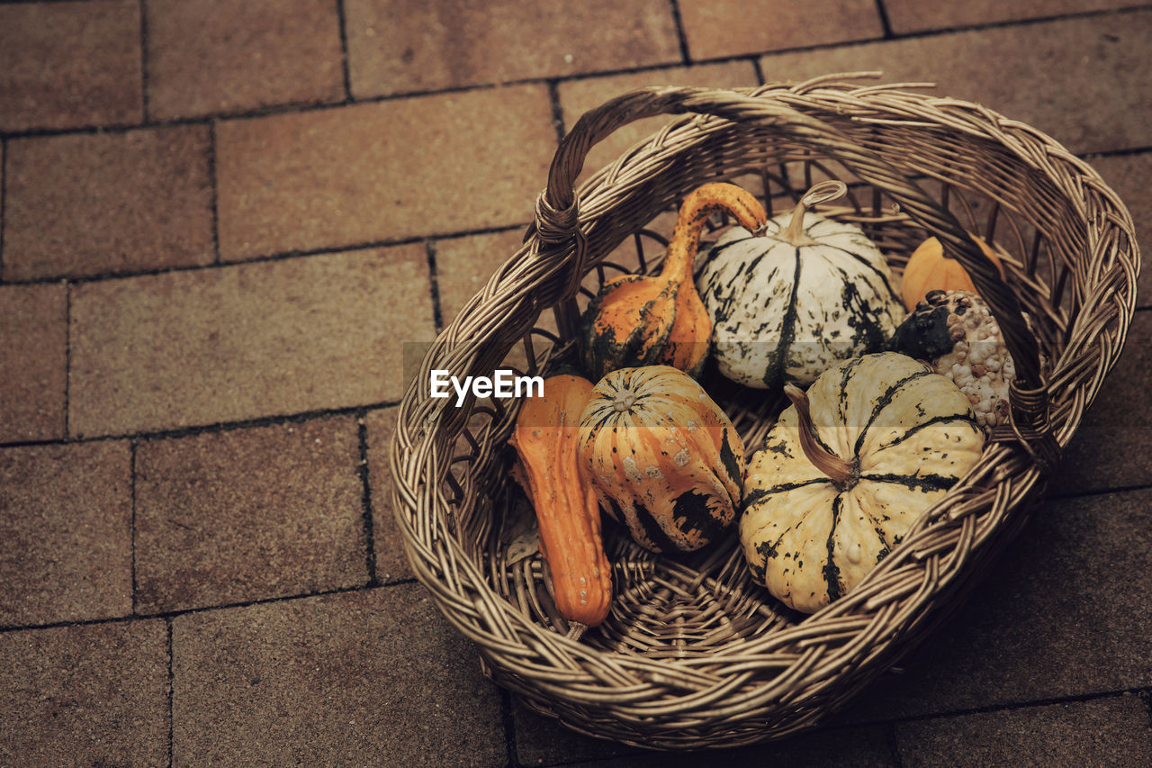 HIGH ANGLE VIEW OF EGGS IN BASKET