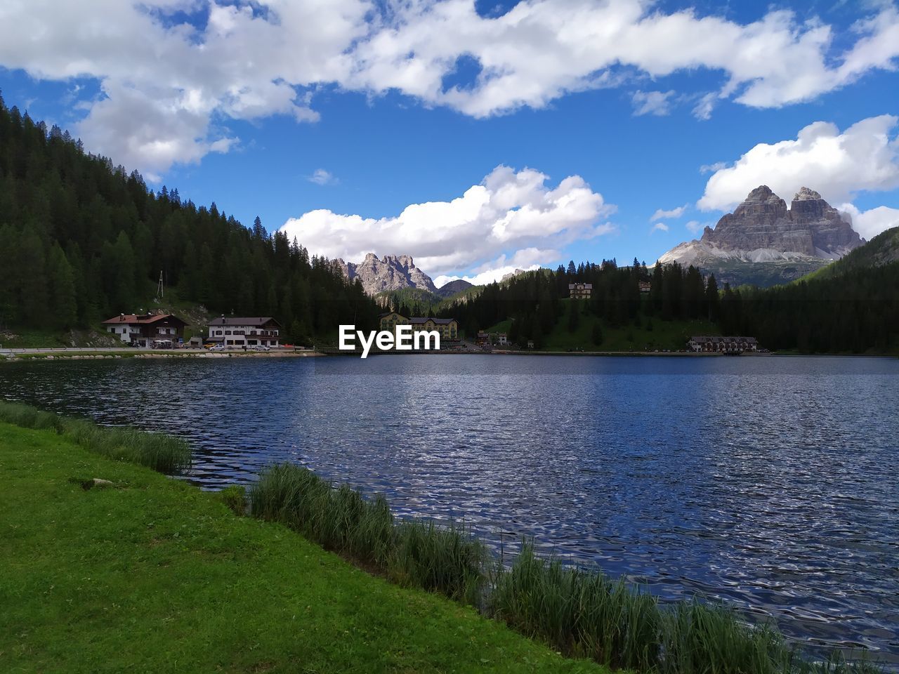 SCENIC VIEW OF LAKE AND TREES AGAINST SKY