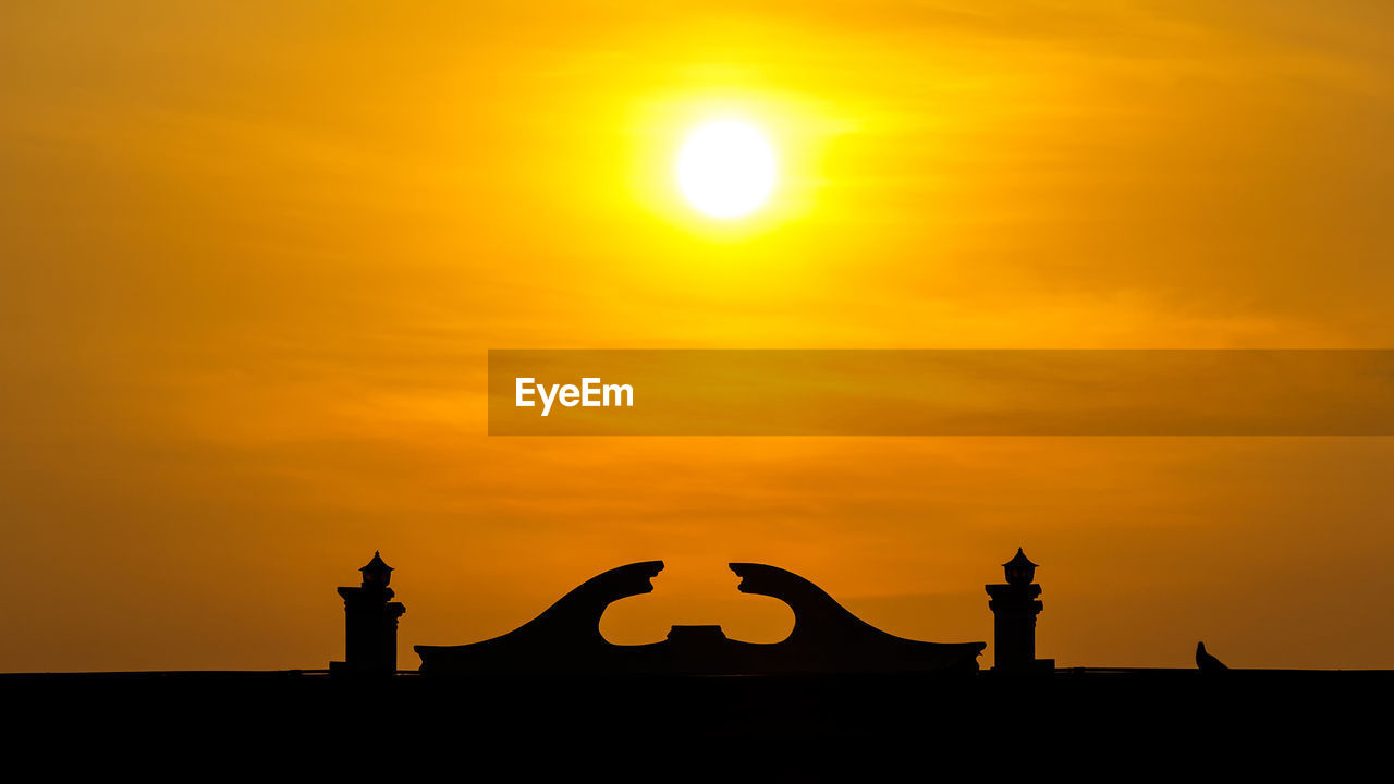 SILHOUETTE STATUE AGAINST SKY AT SUNSET