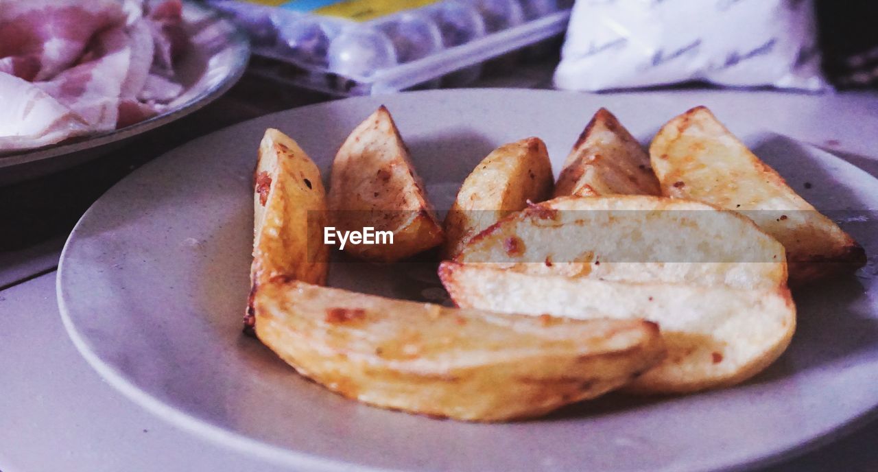 CLOSE-UP OF FOOD ON PLATE