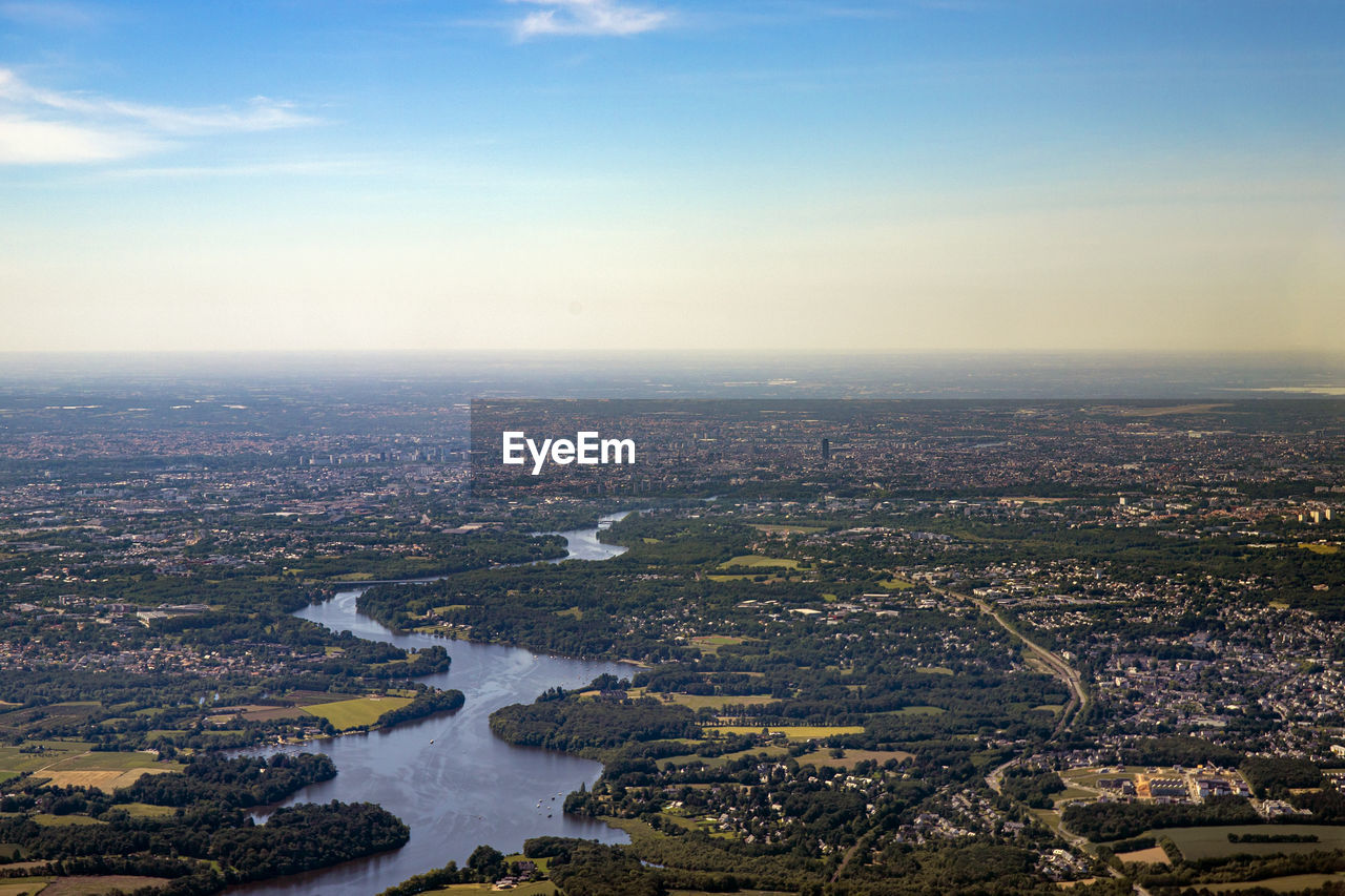 AERIAL VIEW OF RIVER AND BUILDINGS IN CITY