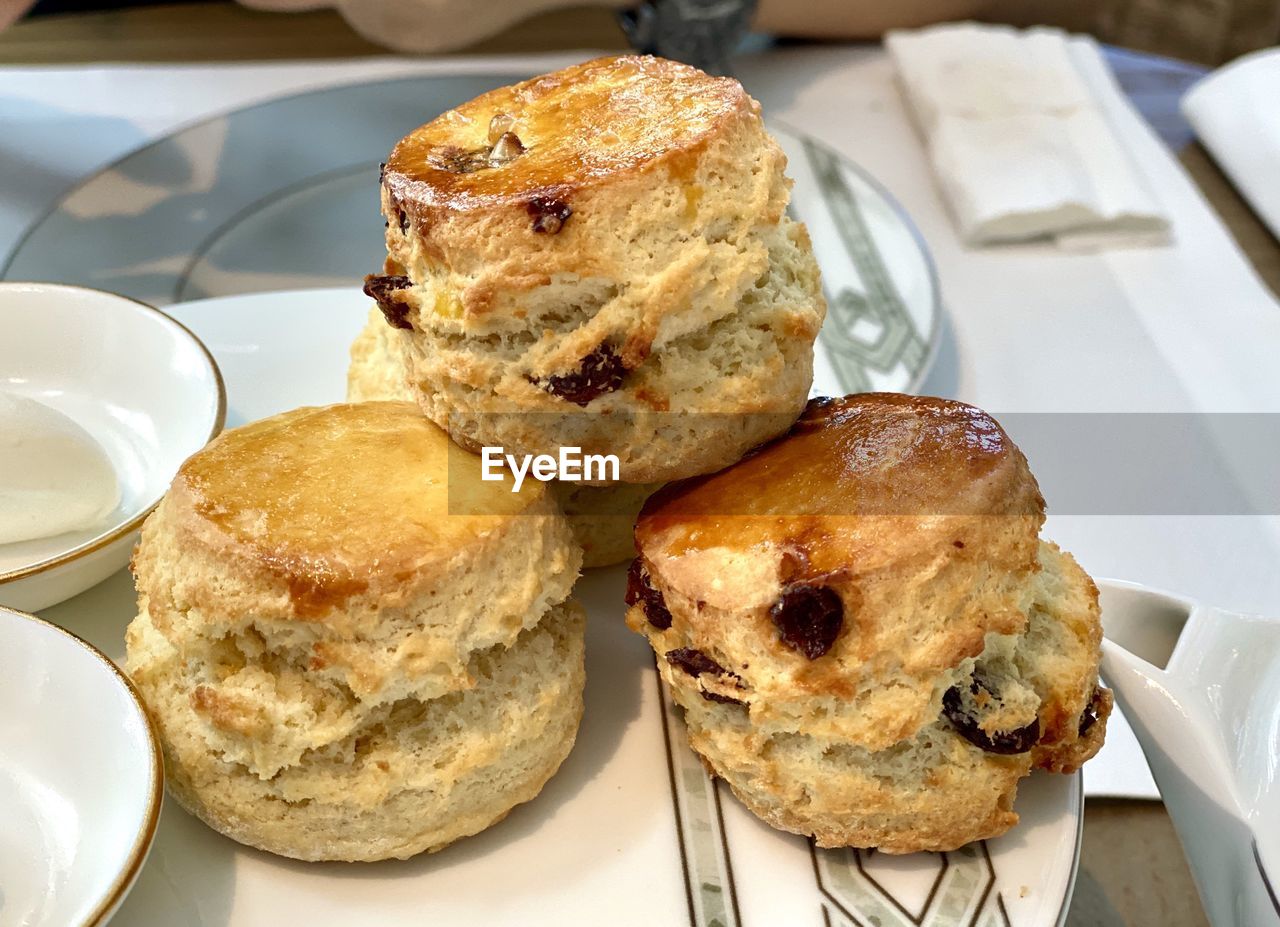 HIGH ANGLE VIEW OF BREAD ON TABLE