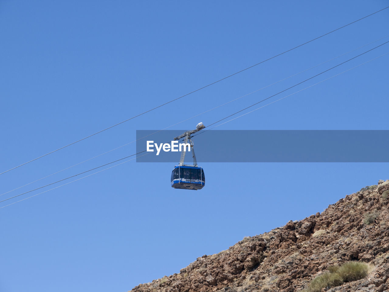 LOW ANGLE VIEW OF OVERHEAD CABLE CAR AGAINST SKY