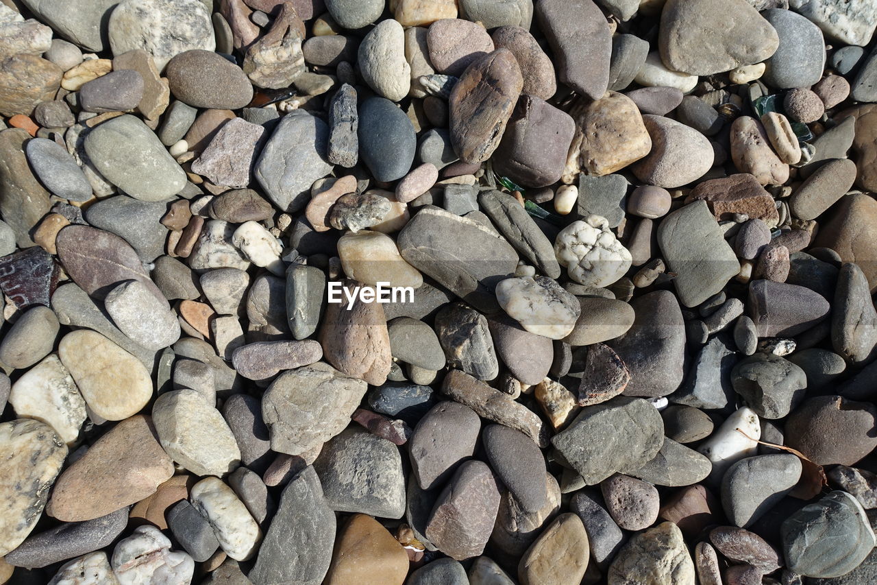 FULL FRAME SHOT OF ROCKS