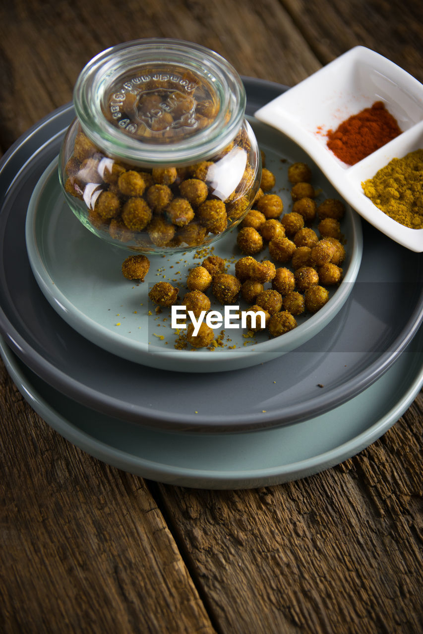 HIGH ANGLE VIEW OF RICE IN BOWL ON TABLE