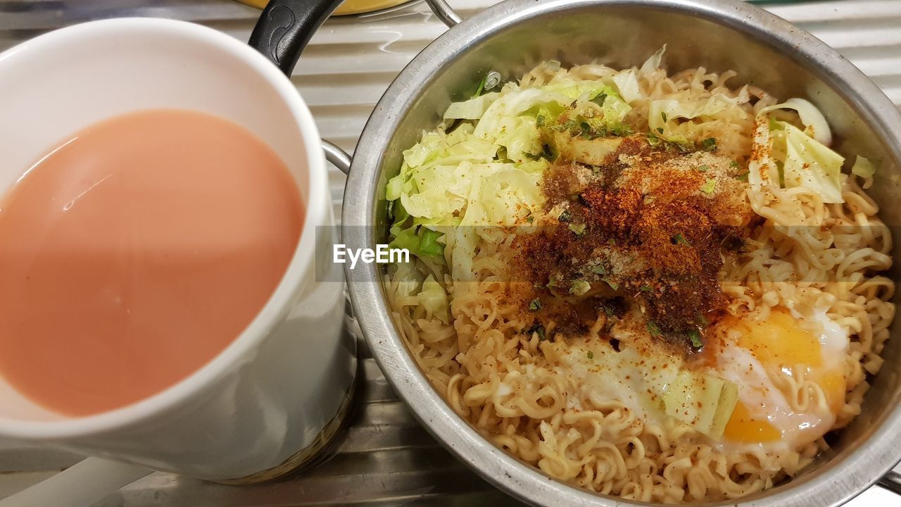 HIGH ANGLE VIEW OF NOODLES IN BOWL