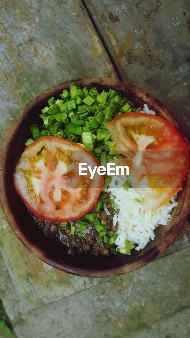 HIGH ANGLE VIEW OF VEGETABLES IN PLATE