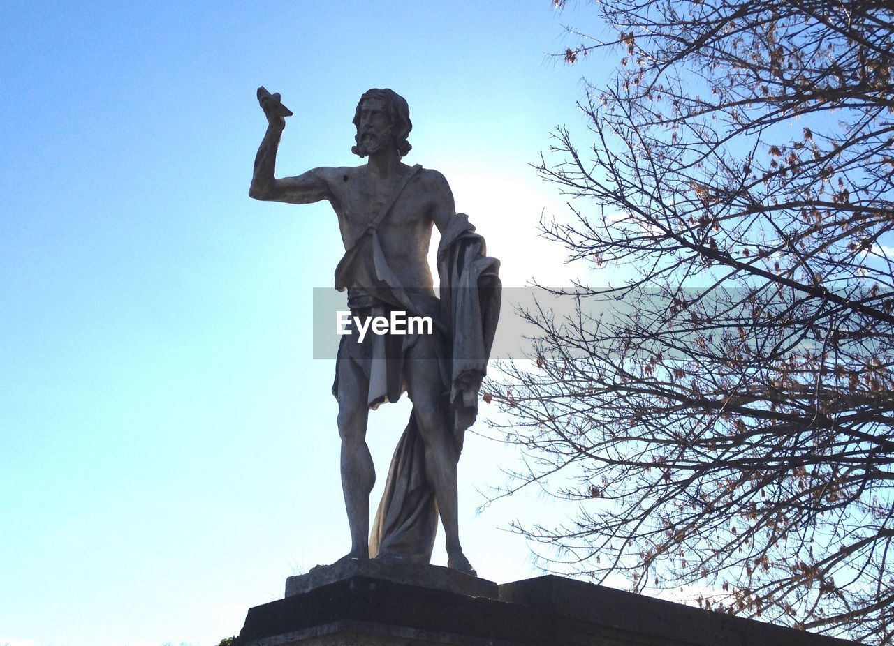 LOW ANGLE VIEW OF STATUE AGAINST SKY