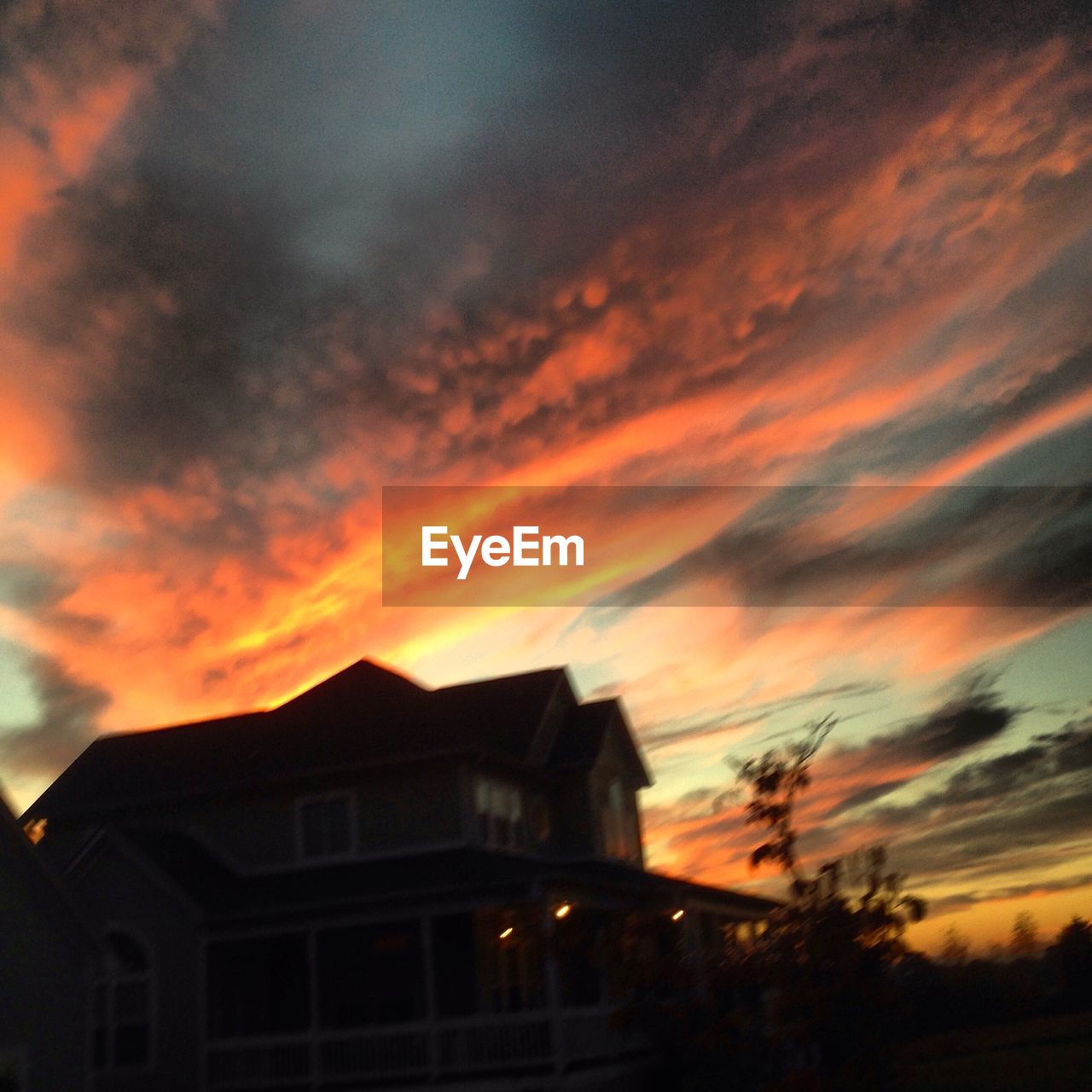 SCENIC VIEW OF DRAMATIC SKY OVER SUNSET