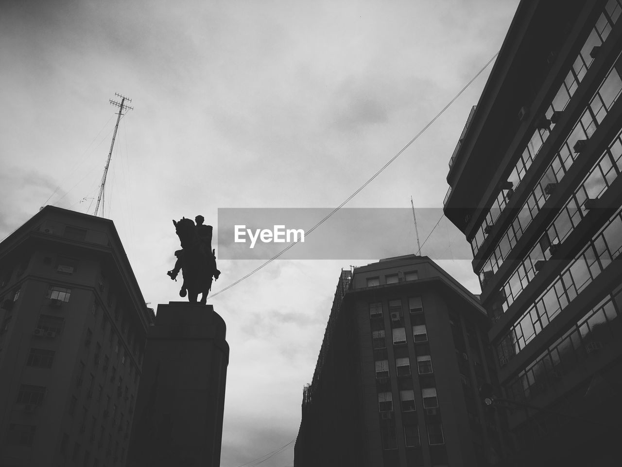 LOW ANGLE VIEW OF STATUE OF SKYSCRAPERS