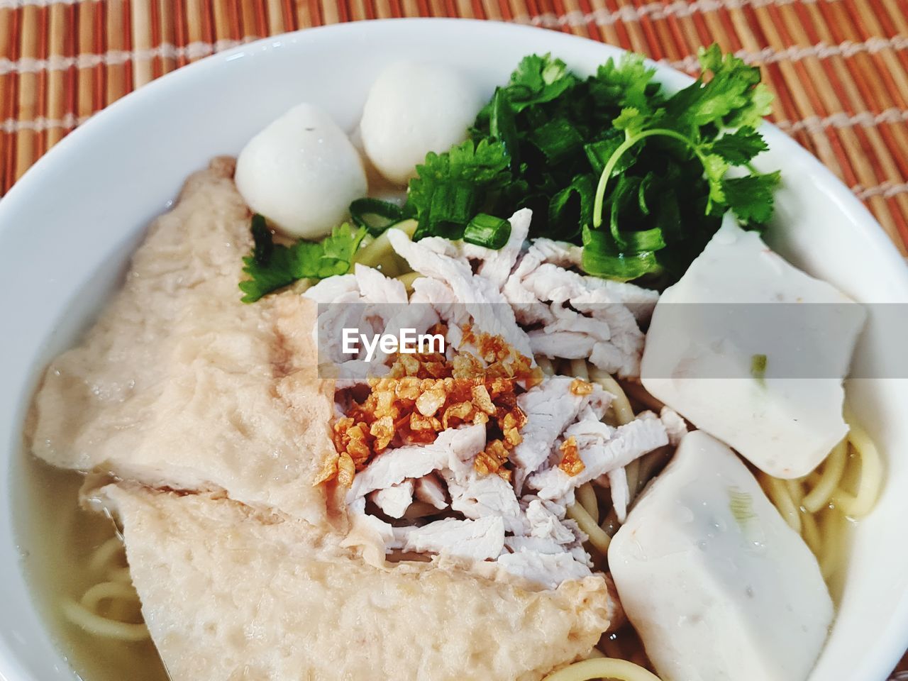 CLOSE-UP OF FOOD IN PLATE