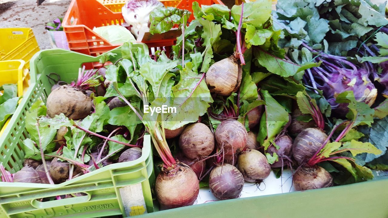 HIGH ANGLE VIEW OF VEGETABLES IN CRATE