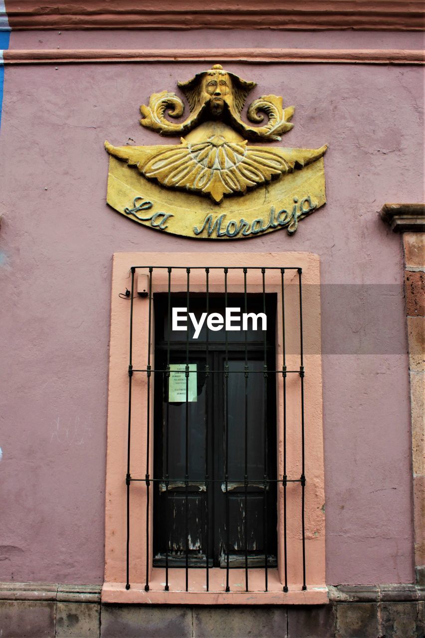 LOW ANGLE VIEW OF WINDOW OF BUILDING