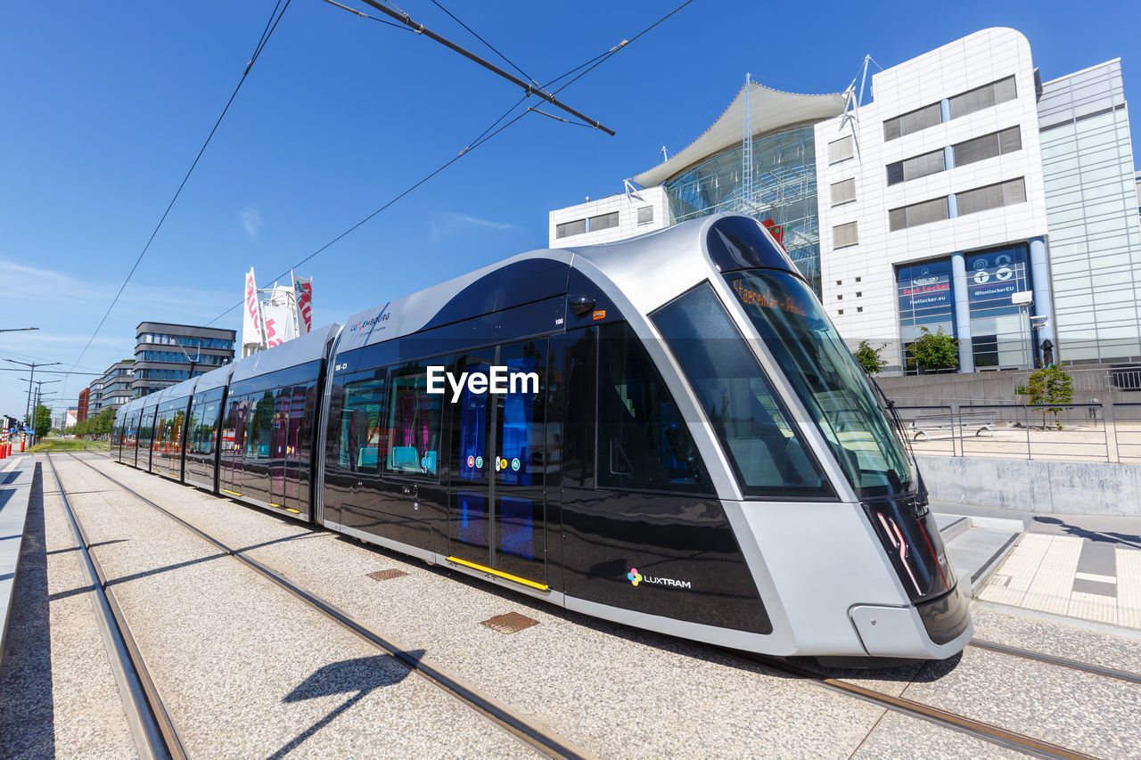 RAILROAD TRACKS BY BUILDINGS IN CITY