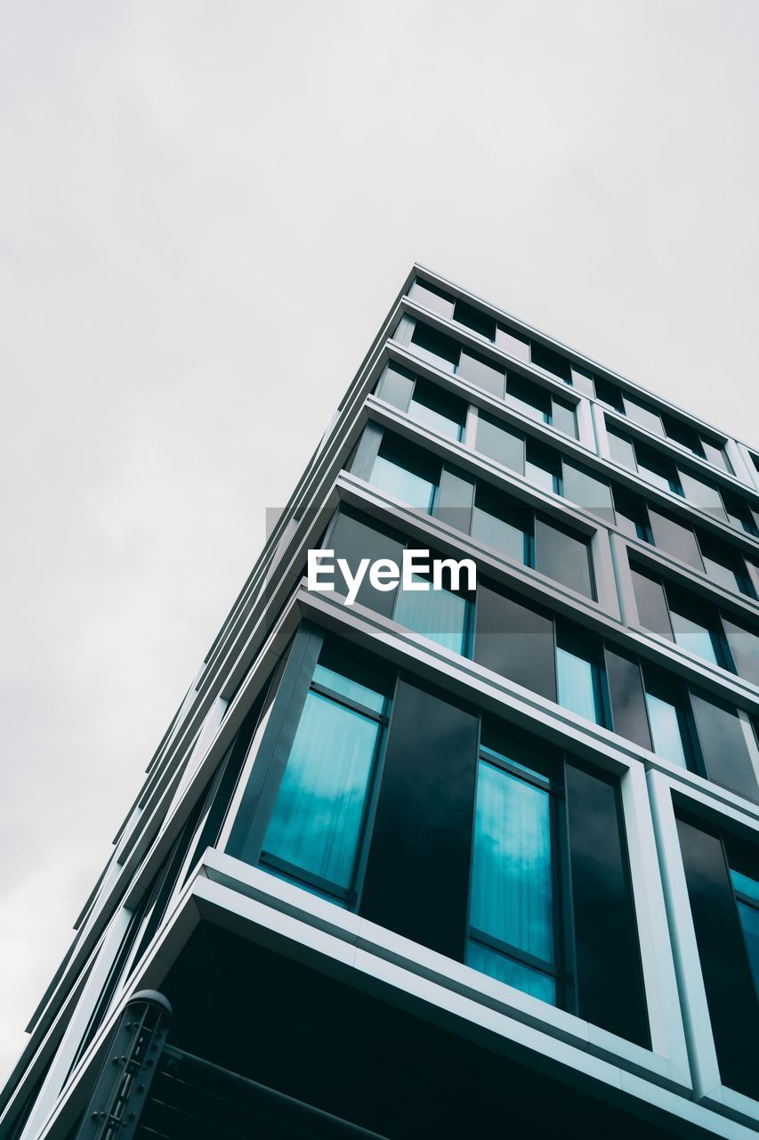 LOW ANGLE VIEW OF GLASS BUILDING AGAINST SKY