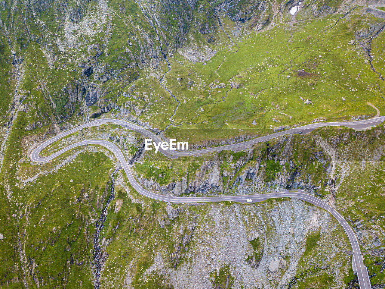 HIGH ANGLE VIEW OF VEHICLES ON ROAD