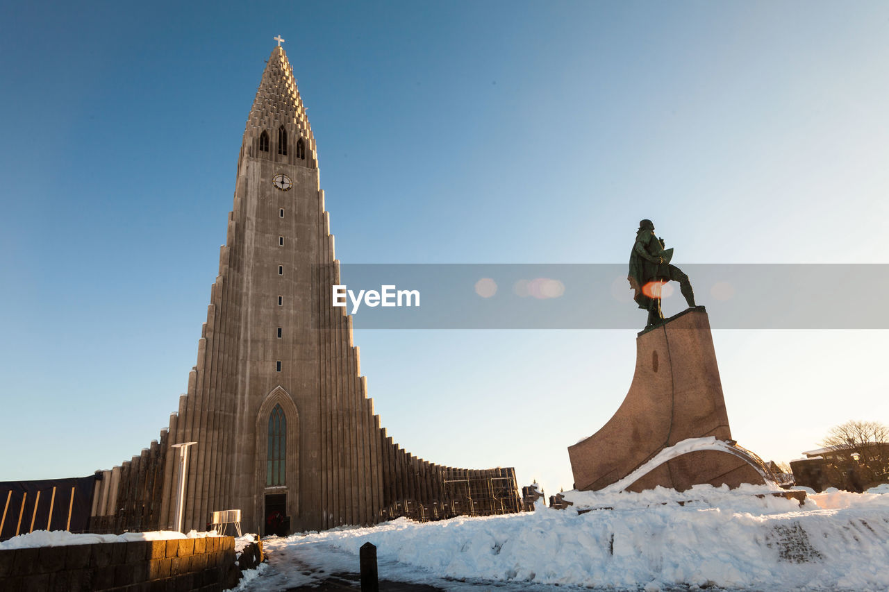 LOW ANGLE VIEW OF BUILDING AGAINST CLEAR SKY
