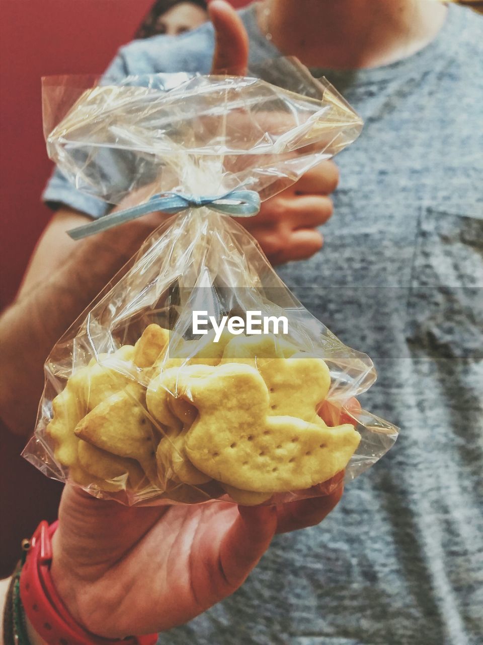 CROPPED IMAGE OF HAND HOLDING ICE CREAM