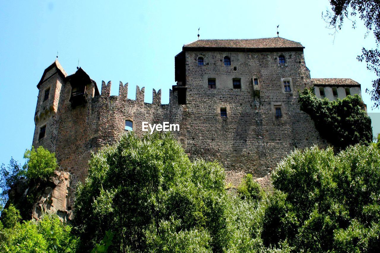 LOW ANGLE VIEW OF HISTORICAL BUILDING AGAINST SKY