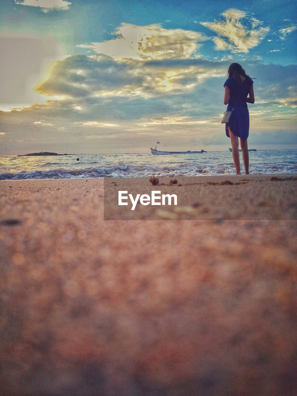 FULL LENGTH REAR VIEW OF WOMAN WALKING ON BEACH