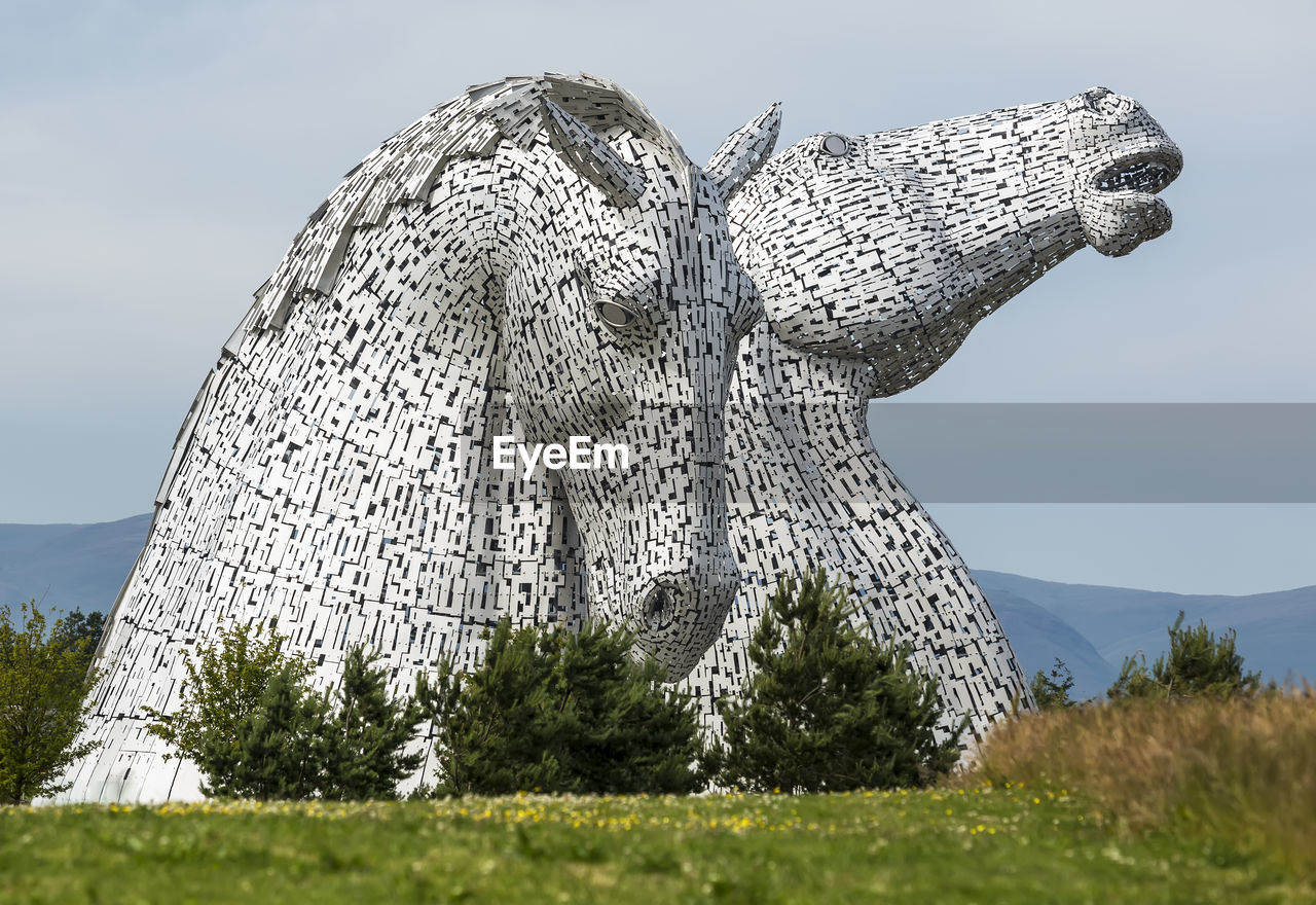 LOW ANGLE VIEW OF STATUE AGAINST CLEAR SKY