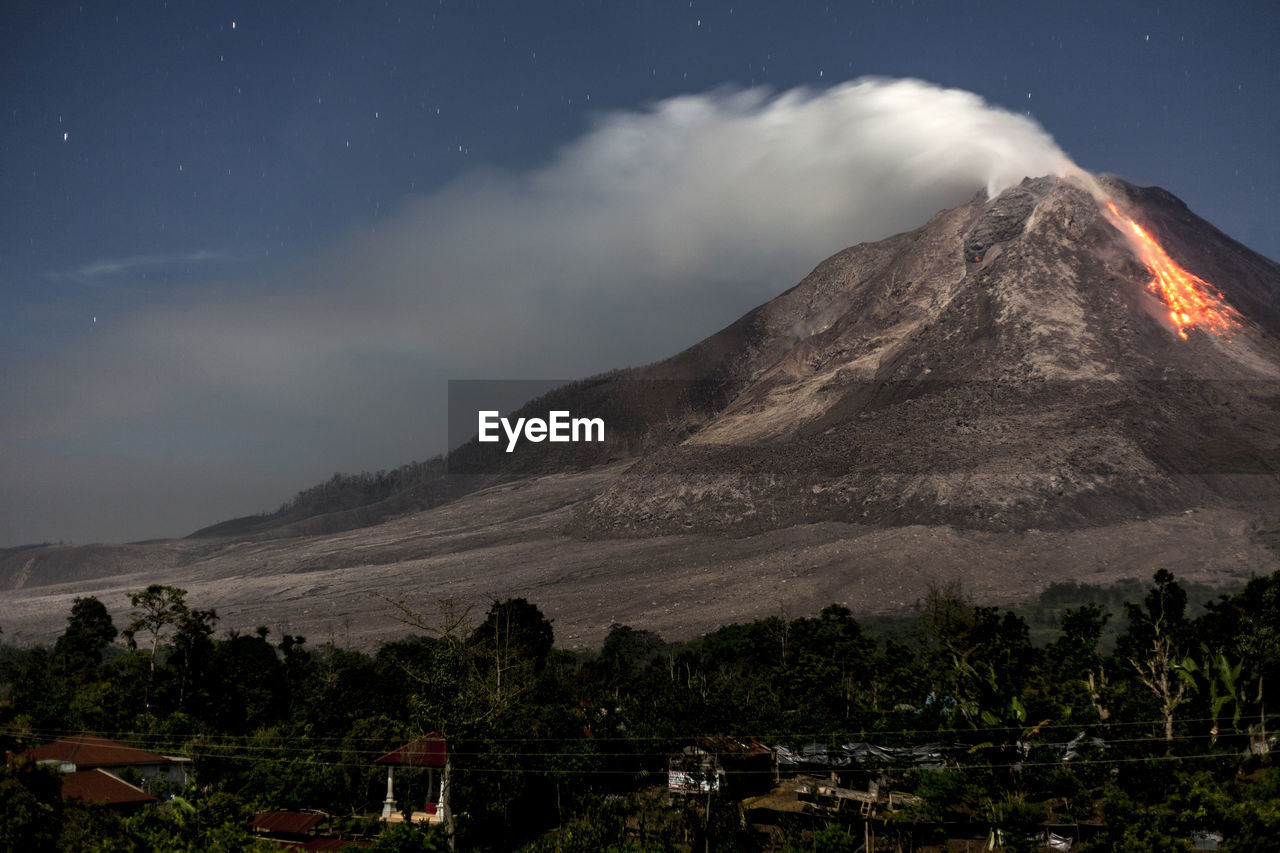 PANORAMIC VIEW OF VOLCANIC MOUNTAIN AGAINST SKY
