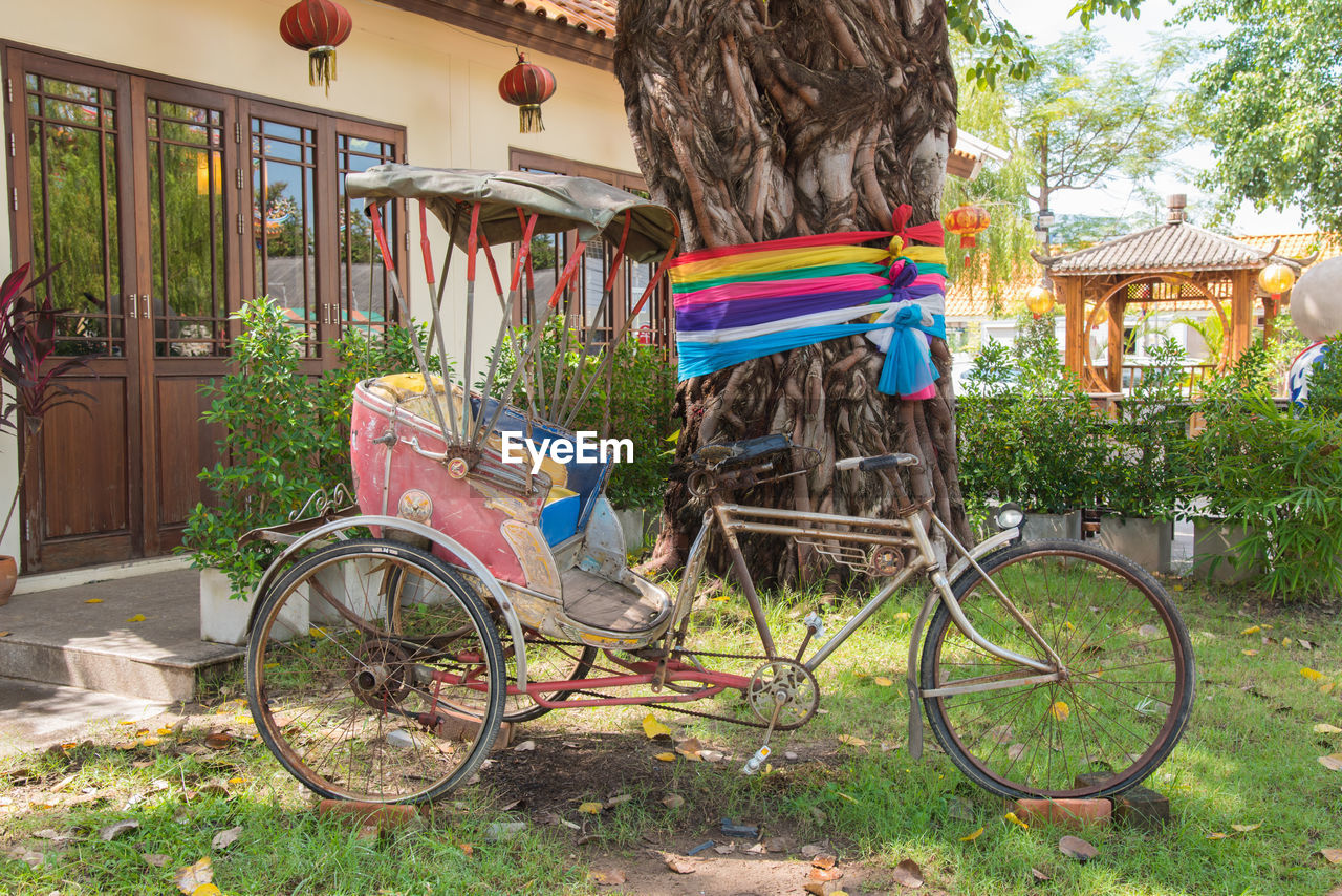 VIEW OF BICYCLE PARKED IN CITY